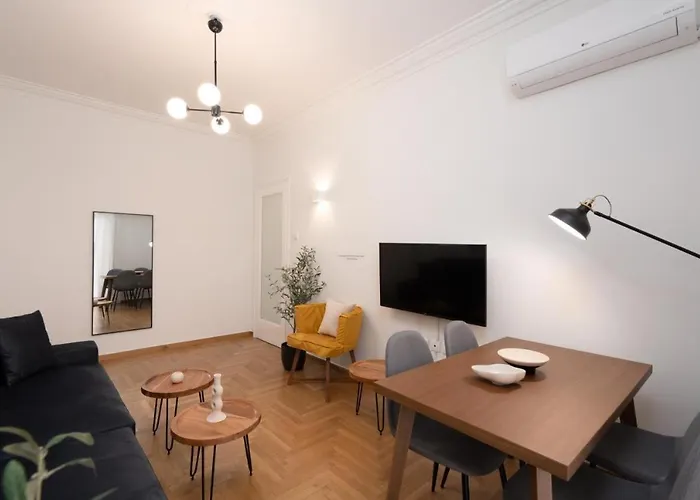 Vibrant Urban Getaway: Charming 2-Bedroom Near Bars, Parks, And Metro