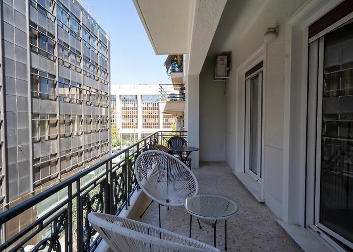 Vibrant Urban Getaway: Charming 2-Bedroom Near Bars, Parks, And Metro