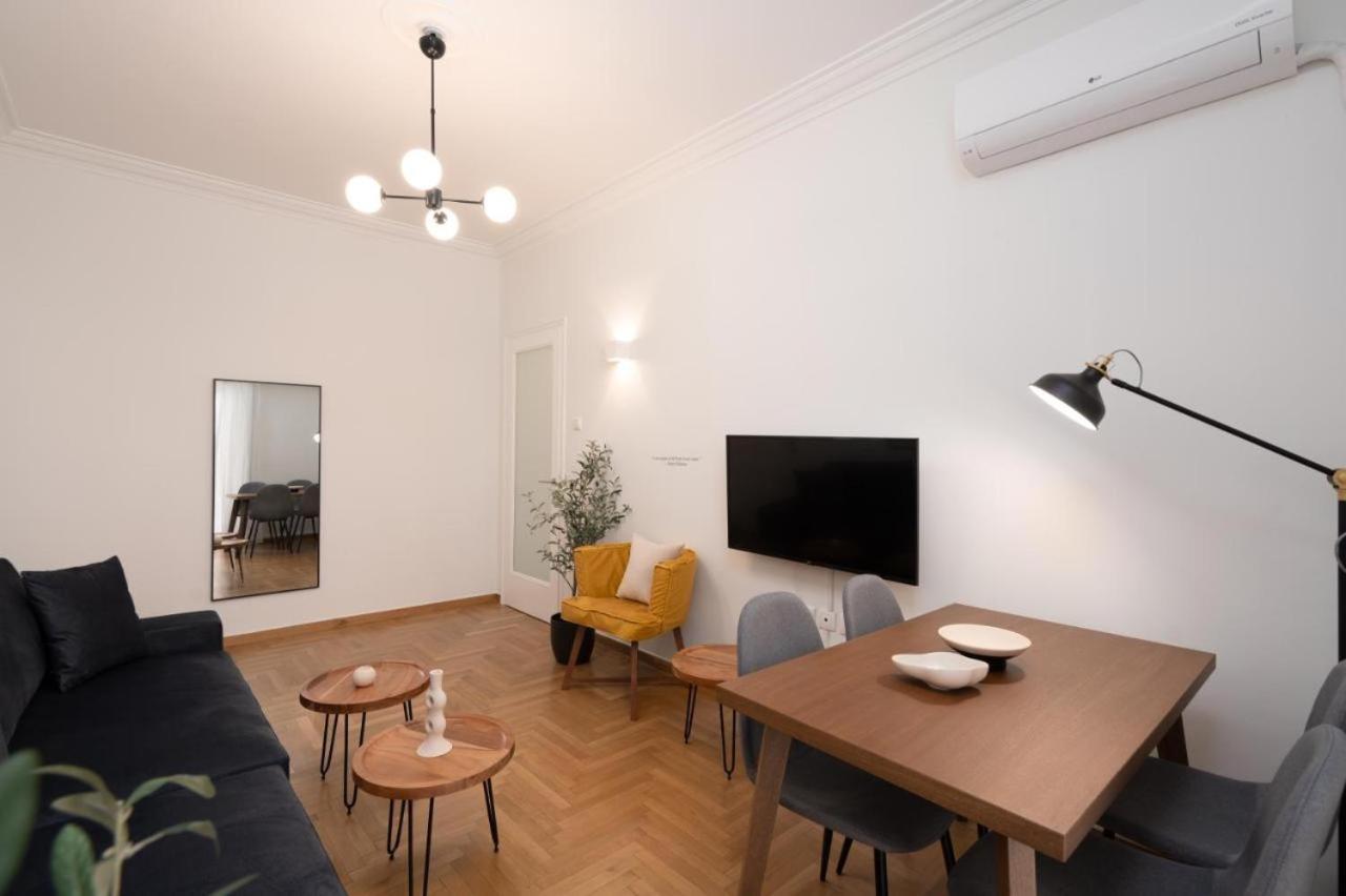 Apartment Vibrant Urban Getaway: Charming 2-bedroom Near Bars, Parks, And Metro Athen