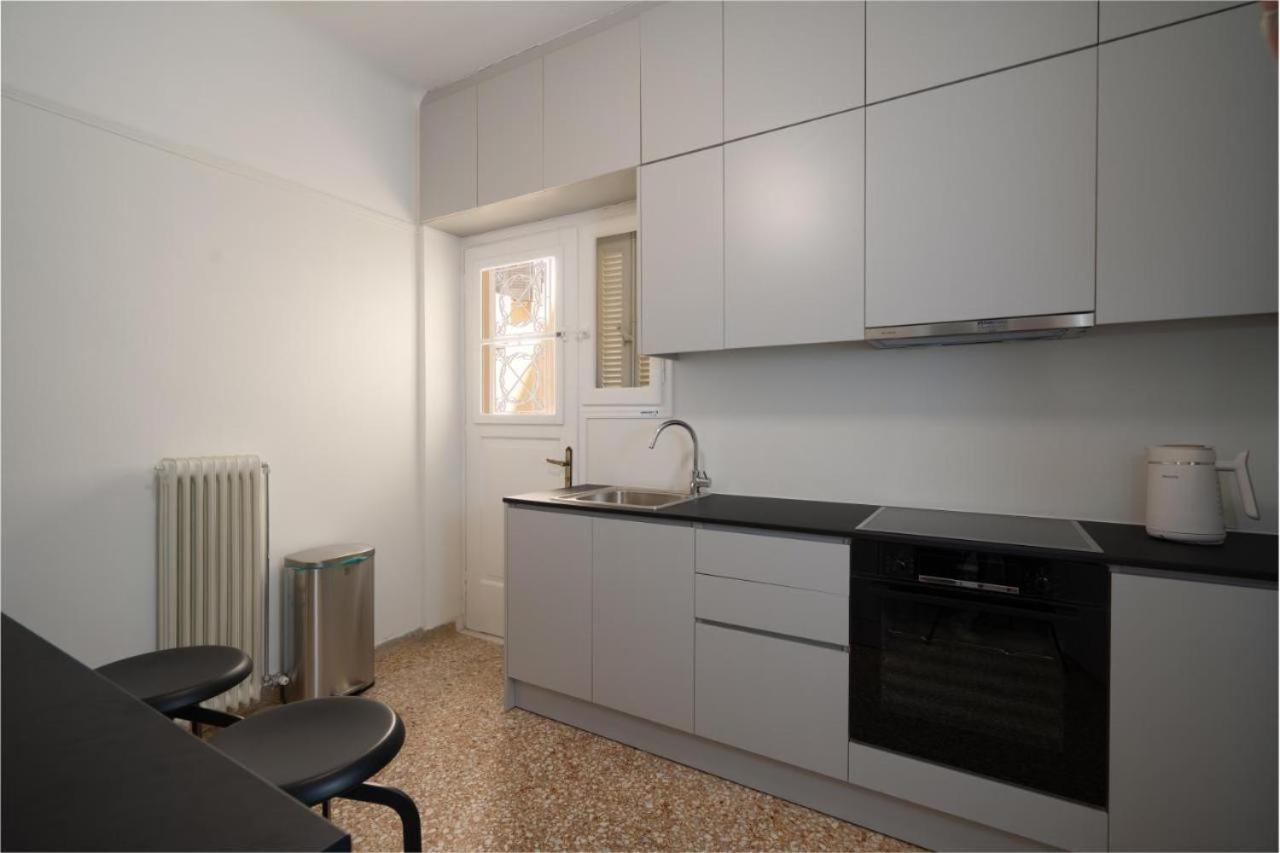 Vibrant Urban Getaway: Charming 2-bedroom Near Bars, Parks, And Metro Apartment Athen