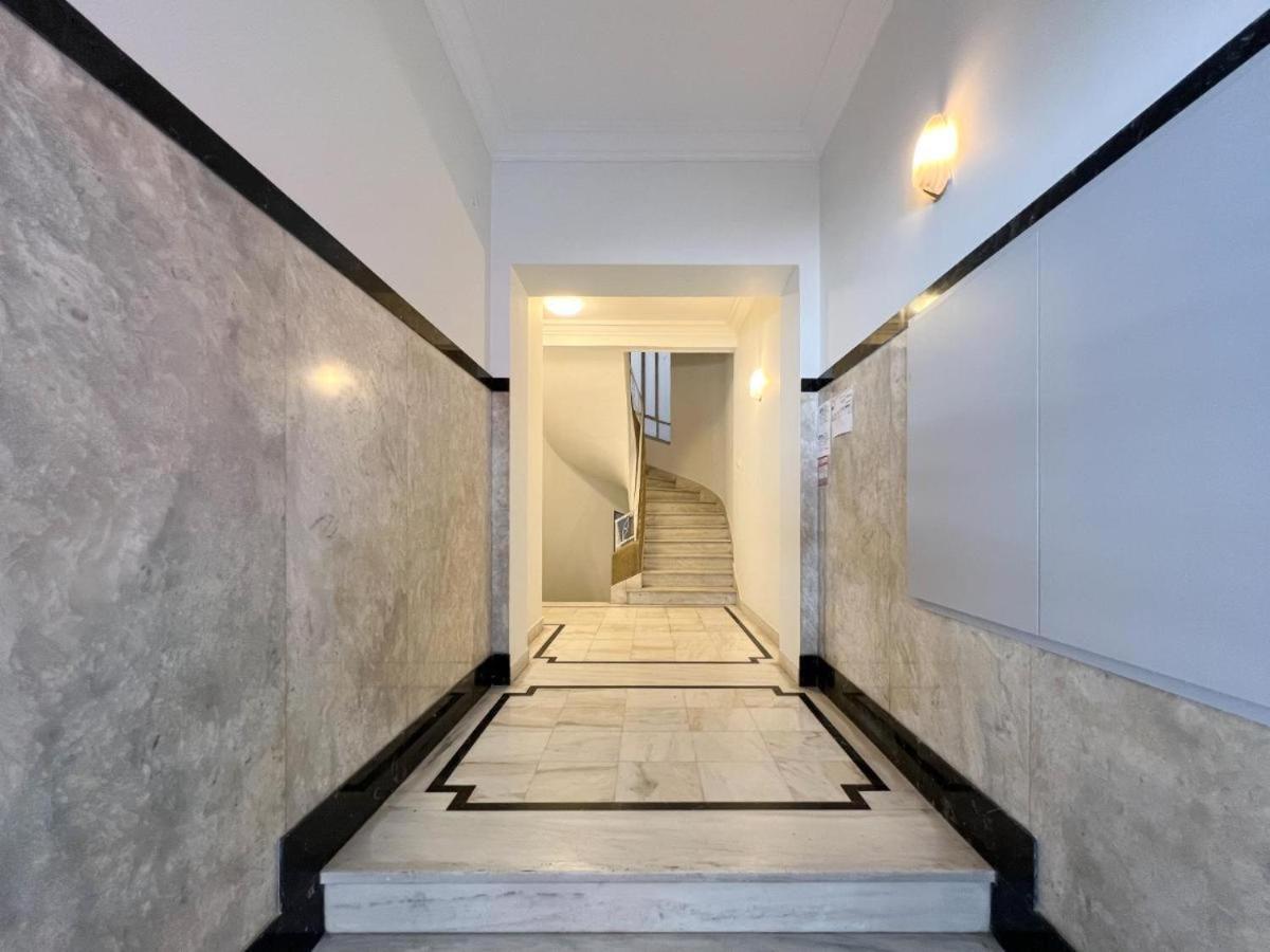 Vibrant Urban Getaway: Charming 2-bedroom Near Bars, Parks, And Metro Apartment Athen
