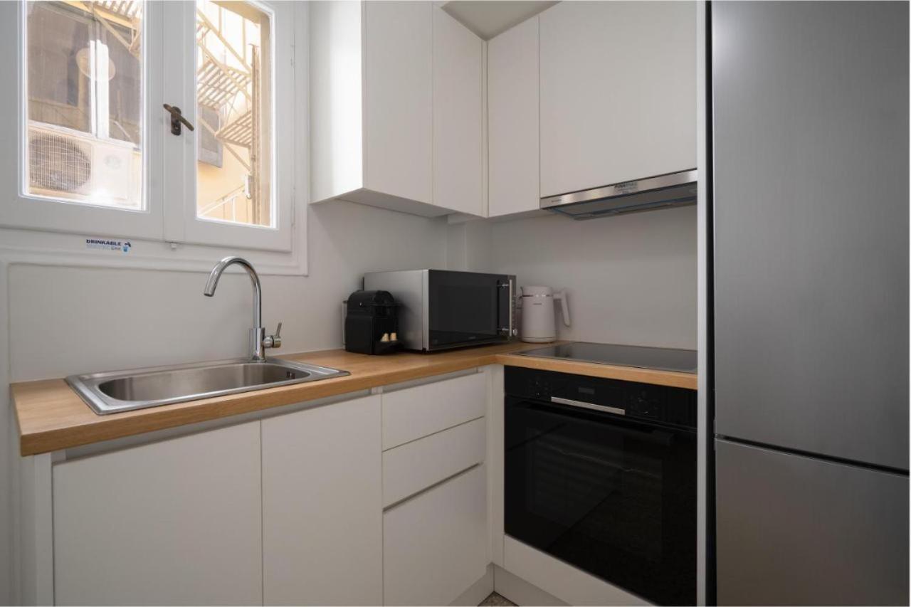 Vibrant Urban Getaway: Charming 2-bedroom Near Bars, Parks, And Metro Apartment *