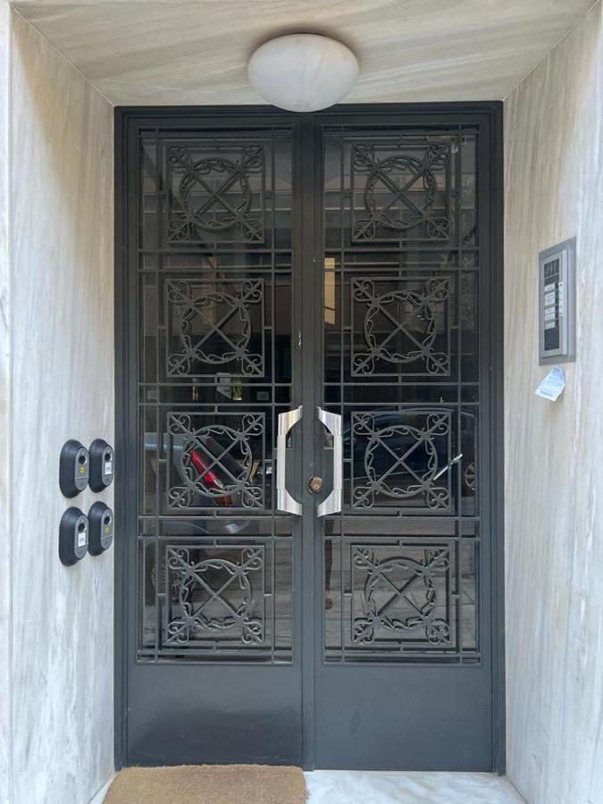 Vibrant Urban Getaway: Charming 2-bedroom Near Bars, Parks, And Metro Apartment Athen